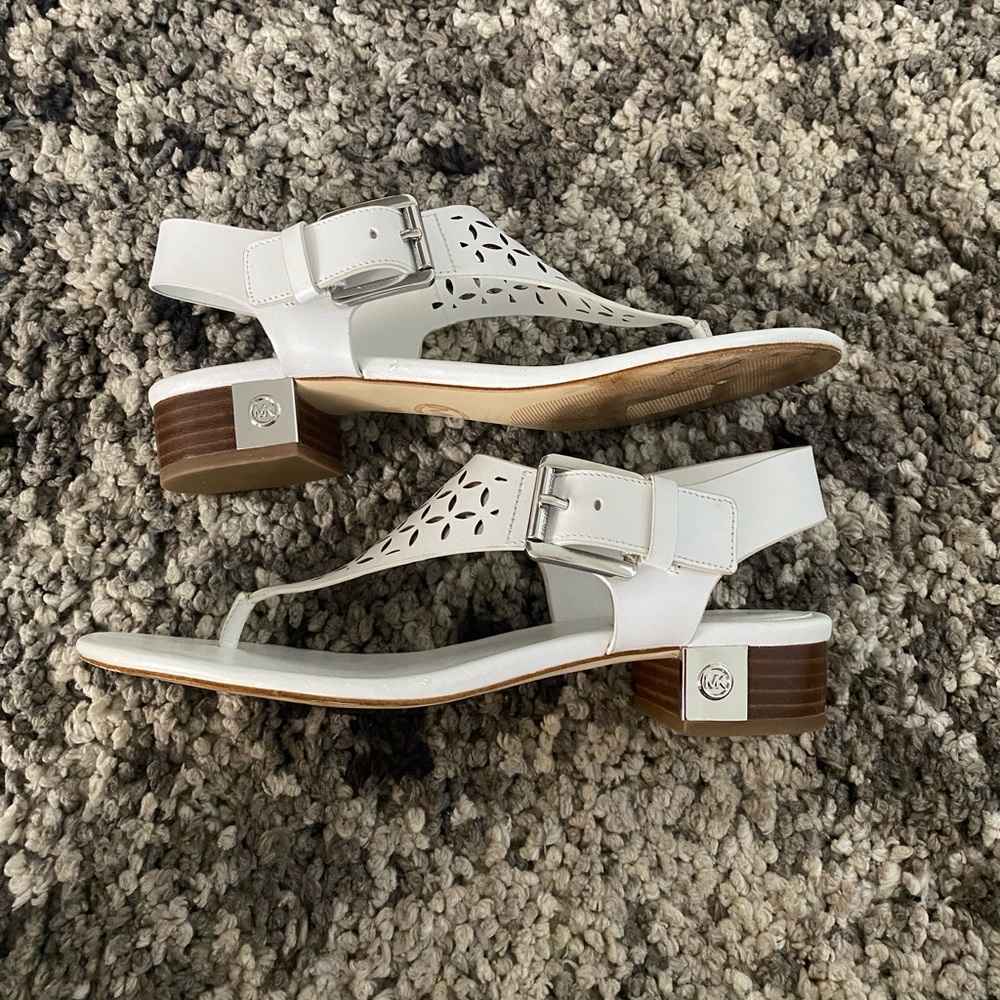 โ๐ฆ๐ข๐๐โ Michael Kors White Leather Heel Thong Sandals Excellent Size 8M - Picture 4 of 5